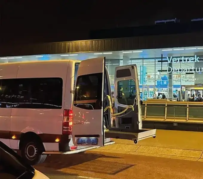 Rolstoelbus bij Schiphol voor reizigers uit Ede